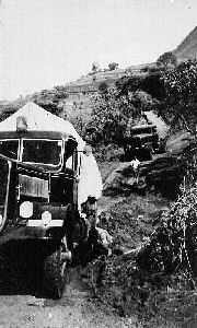 I camion bloccati nel fango su strade disagevoli