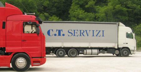 Due dei camion dell'azienda