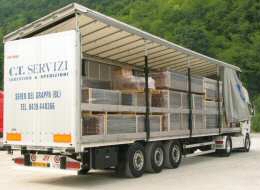 Uno dei camion con il tetto rialzato per una maggior 
		flessibilità di carico