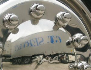 Il nostro logo riflesso in un cerchione
